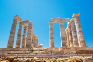 Discover Greece this holiday or winter! ❄️🏛️ Explore iconic archaeological sites and historic buildings that showcase ancient Greek culture and architecture.
