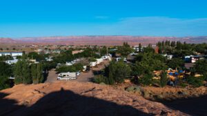 🌊 Lake Powell (Page, Arizona) Waterfront RV Camping 2 RV parked at Page Lake Powell Campground with full hookups, surrounded by desert cliffs and overlooking Lake Powell under a clear sky.