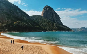🚠 Sugarloaf Mountain & Urca – Trails, Beaches & Guanabara Bay 8 Praia Vermelha beach with turquoise water, sandy shoreline and Sugarloaf Mountain rising above the coast in Rio de Janeiro, Brazil.