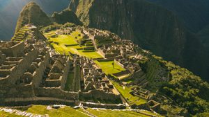 Machu Picchu & Sacred Valley Mountain Adventures: Hiking, Scenery & Outdoor Experiences 1 Panoramic view of Machu Picchu’s ancient Inca ruins, green terraces, and dramatic Andes Mountains in Peru.